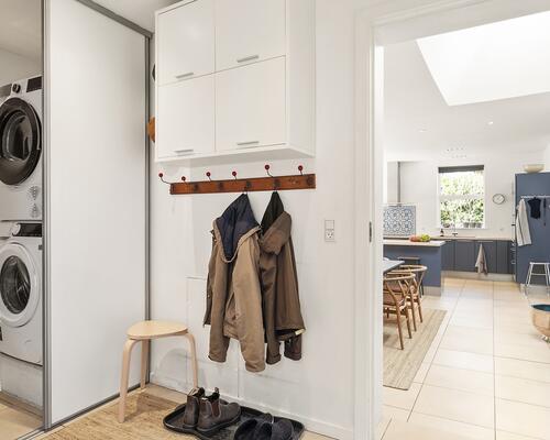Charmerende bungalow i naturskønne Hareskovby – 149 m² tæt på skov og København udlejes et år