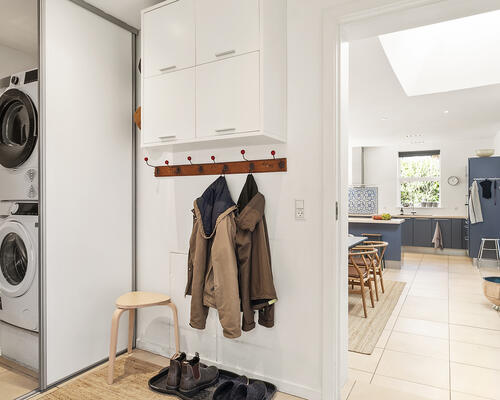 Charmerende bungalow i naturskønne Hareskovby – 149 m² tæt på skov og København udlejes et år