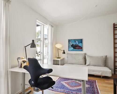 Charmerende bungalow i naturskønne Hareskovby – 149 m² tæt på skov og København udlejes et år