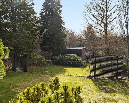 Charmerende bungalow i naturskønne Hareskovby – 149 m² tæt på skov og København udlejes et år