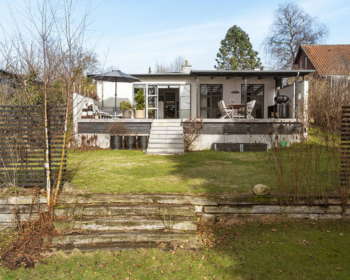 Charmerende bungalow i naturskønne Hareskovby – 149 m² tæt på skov og København udlejes et år