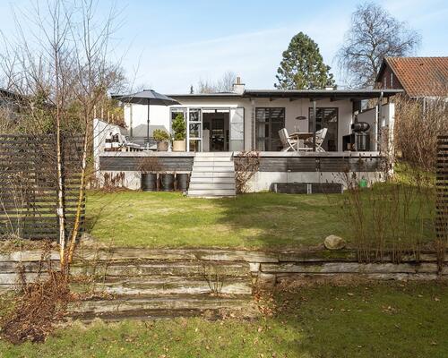 Charmerende bungalow i naturskønne Hareskovby – 149 m² tæt på skov og København udlejes et år