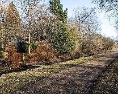 Charmerende bungalow i naturskønne Hareskovby – 149 m² tæt på skov og København udlejes et år