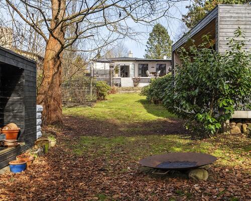 Charmerende bungalow i naturskønne Hareskovby – 149 m² tæt på skov og København udlejes et år