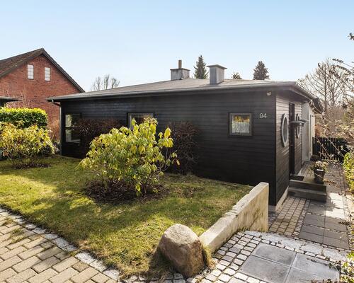 Charmerende bungalow i naturskønne Hareskovby – 149 m² tæt på skov og København udlejes et år