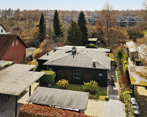 Charmerende bungalow i naturskønne Hareskovby – 149 m² tæt på skov og København udlejes et år