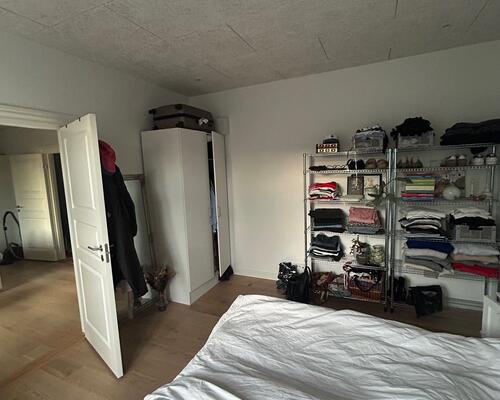 Total renoveret 4. værelses lejlighed nu klar til nye lejere.