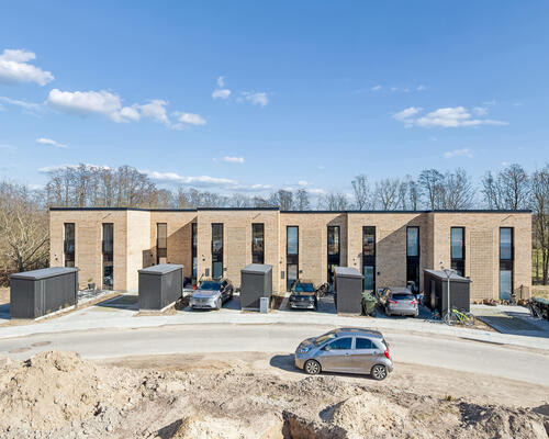 Velkommen til Købmandshaven – et moderne og bæredygtigt hjem midt i Hornslet 😍<br>