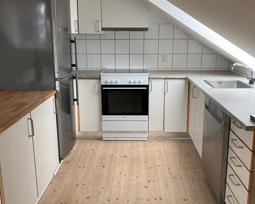 Flot 3. værelses lejlighed med synlige bjælker.