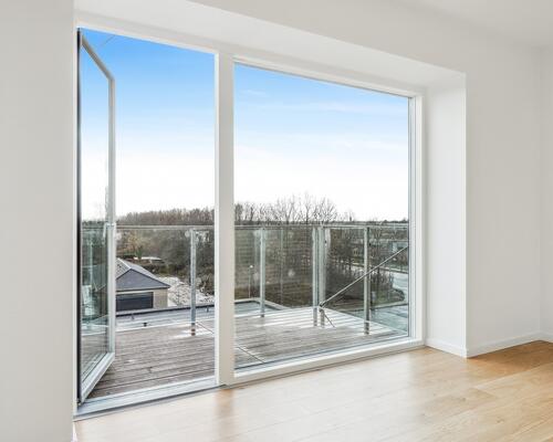 Skøn og lys 3-værelses bolig med egen altan ud mod gården, alt i hårde hvidevarer og moderne materialevalg - Ingen bindingsperiode!