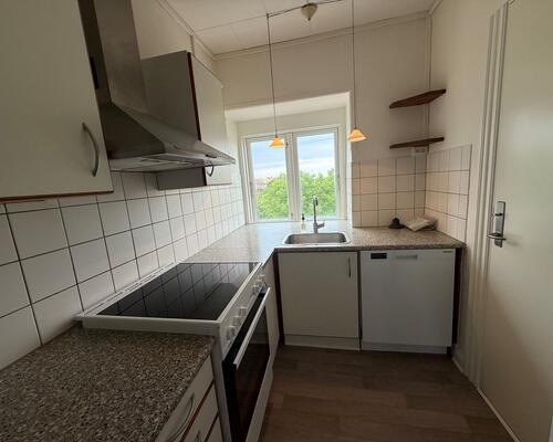 Dejlig lys 3-værelses et stenkast fra gågaden