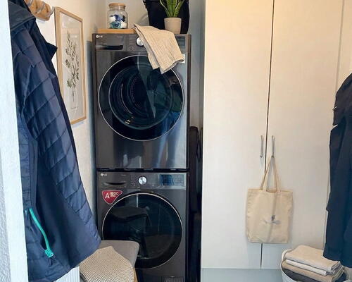 Lyst 4-værelses rækkehus i to plan med have, stor altan og egen parkering.