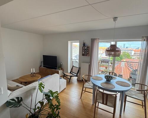 Lys og rummelig 2-værelses med altan, fælles tagterrasse og attraktiv beliggenhed