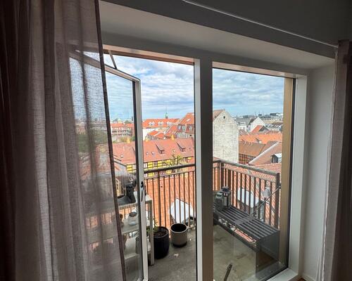 Lys og rummelig 2-værelses med altan, fælles tagterrasse og attraktiv beliggenhed