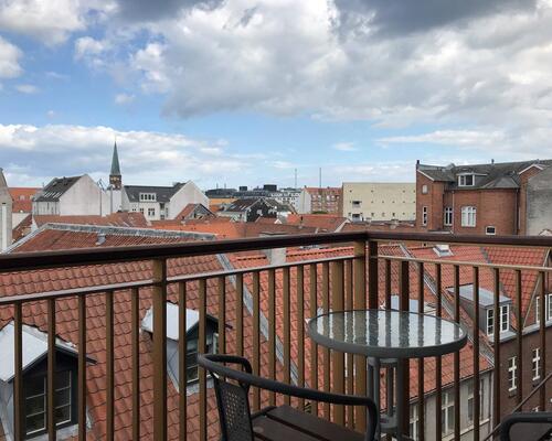 Delevenlig 3-værelses lejlighed med altan og fantastisk tagterrasse ved Vesterbro Torv