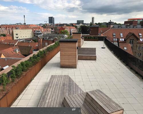 Delevenlig 3-værelses lejlighed med altan og fantastisk tagterrasse ved Vesterbro Torv
