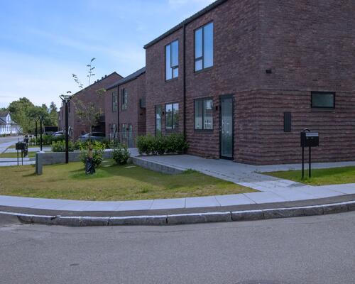 Skønt 4-vær. rækkehus med egen carport og have i nyopført ejendom i Hasselager.
