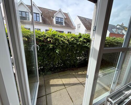 Fin 2 værelses stuelejlighed med lile terrasse