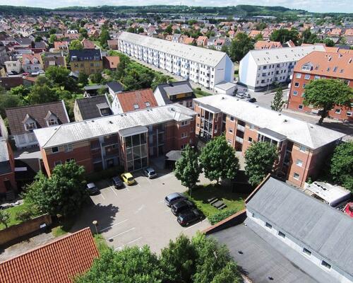 Fin 2 værelses stuelejlighed med lile terrasse