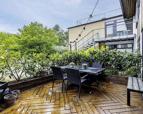 Attraktivt beliggende flot og velindrettet lejlighed med direkte adgang til stor terrasse og privat parkeringsplads - tæt ved alt