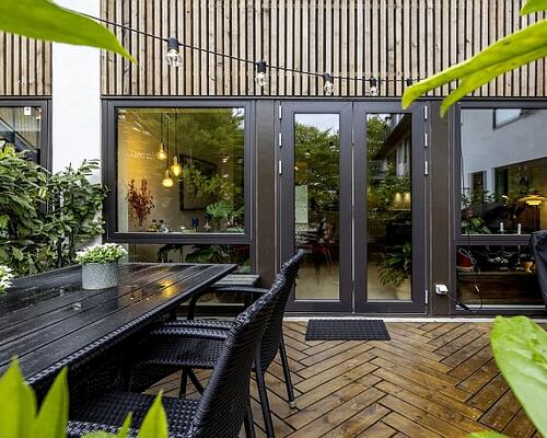 Attraktivt beliggende flot og velindrettet lejlighed med direkte adgang til stor terrasse og privat parkeringsplads - tæt ved alt