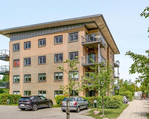 Skøn lys lejlighed med stor altan