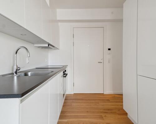 Skøn og rummelig 2-værelses bolig med alt i hårde hvidevarer, gulvarme, terrasse og ingen bindingsperiode!