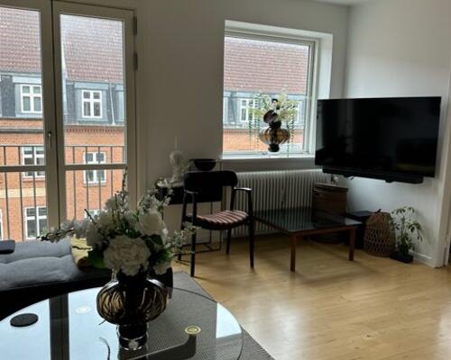 4-VÆRELSES MIDT PÅ TRØJBORG MED TO ALTANER
