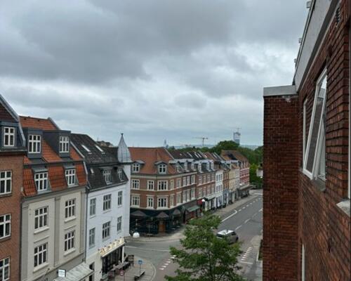 4-VÆRELSES MIDT PÅ TRØJBORG MED TO ALTANER