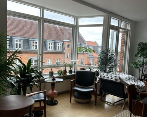 4-VÆRELSES MIDT PÅ TRØJBORG MED TO ALTANER