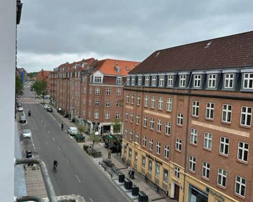 4-VÆRELSES MIDT PÅ TRØJBORG MED TO ALTANER