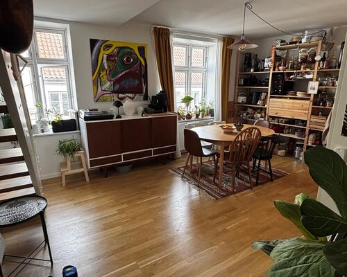 HELT UNIK LEJLIGHED I 2 PLAN MIDT I AARHUS C