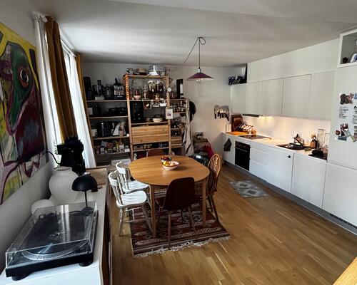 HELT UNIK LEJLIGHED I 2 PLAN MIDT I AARHUS C
