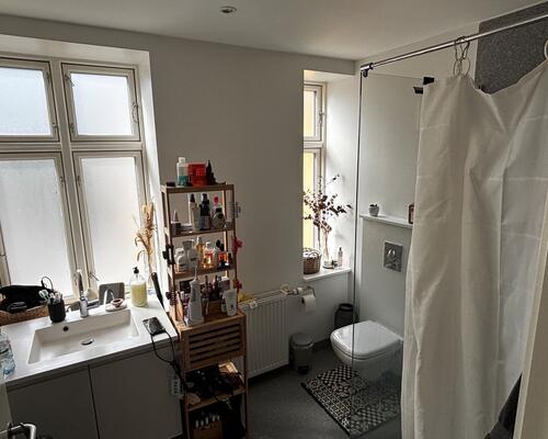 HELT UNIK LEJLIGHED I 2 PLAN MIDT I AARHUS C