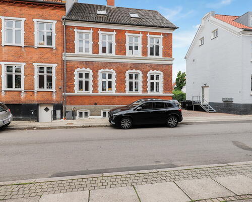 Velindrettet 3-værelses på 73 m2 i klassisk rødstensejendom – stor fælleshave og parkeringsplads medfølger