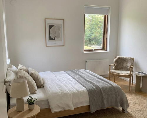 Lyst 4-værelses rækkehus i to plan med have, stor altan og egen parkering.