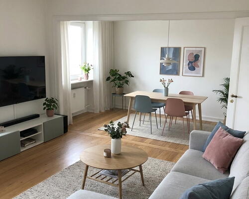 Lys lejlighed med hyggelig lukket altan