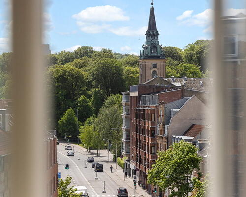 Lys 3-værelses på 96 m2 i Aalborg C med to altaner, elevator og moderne bekvemmeligheder
