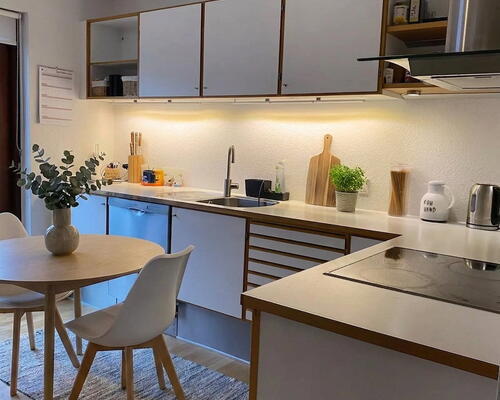 Lyst 4-værelses rækkehus i to plan med have, stor altan og egen parkering.