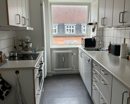 4-VÆRELSES MIDT PÅ TRØJBORG MED TO ALTANER