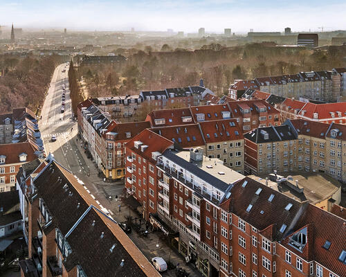 4-VÆRELSES MIDT PÅ TRØJBORG MED TO ALTANER