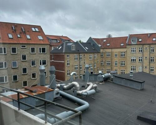 4-VÆRELSES MIDT PÅ TRØJBORG MED TO ALTANER