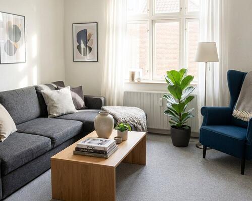 Stor 4-værelses i to plan med lille have – delevenlig og 140 m2