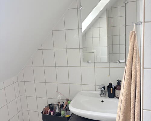 Lys 1-værelses taglejlighed med hems og synlige bjælker