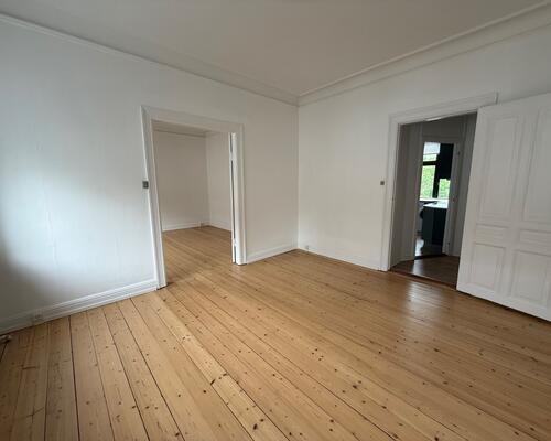God lys 1. sal lejlighed nær centrum.