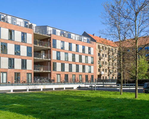 Privat uderum og byliv lige udenfor døren