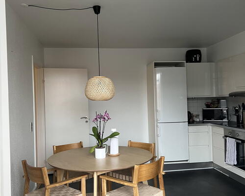 Stor 3-værelses på 111 m2 med skøn altan – rolig sidegade til gågaden
