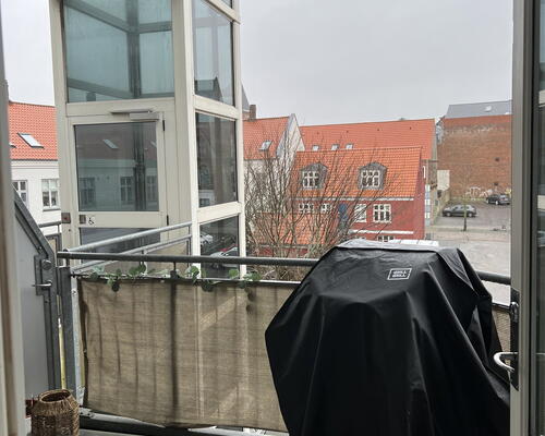 Stor 3-værelses på 111 m2 med skøn altan – rolig sidegade til gågaden