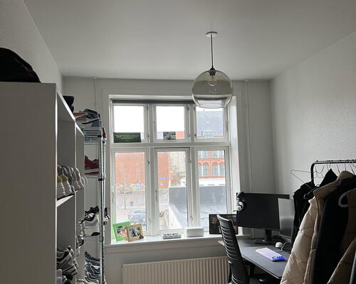 Stor 3-værelses på 111 m2 med skøn altan – rolig sidegade til gågaden