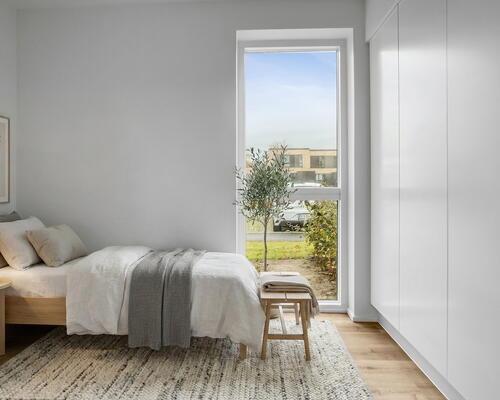 Lyst enderækkehus i ét plan med lukket terrasse og naturudsigt – 112 m2, 2 værelser, parkering og el-ladestander